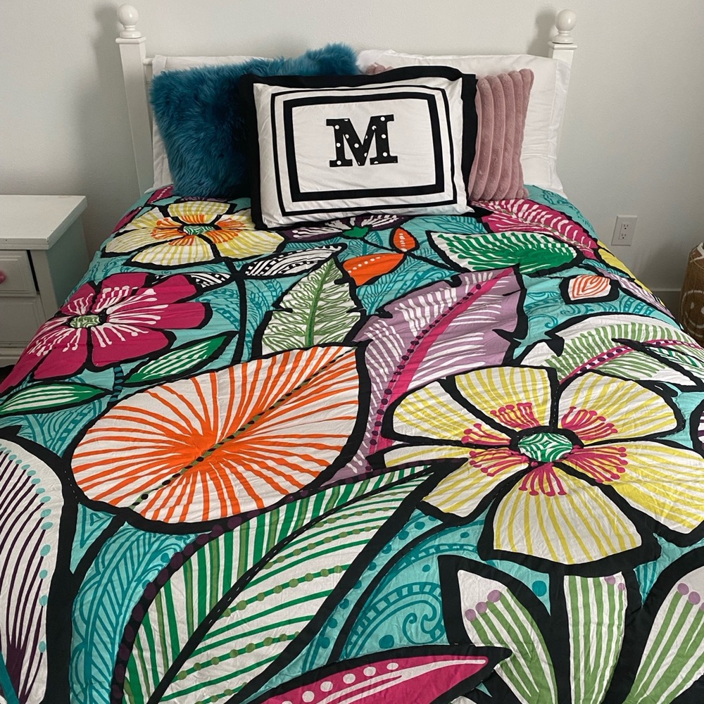 Full size duvet cover with one pillow sham